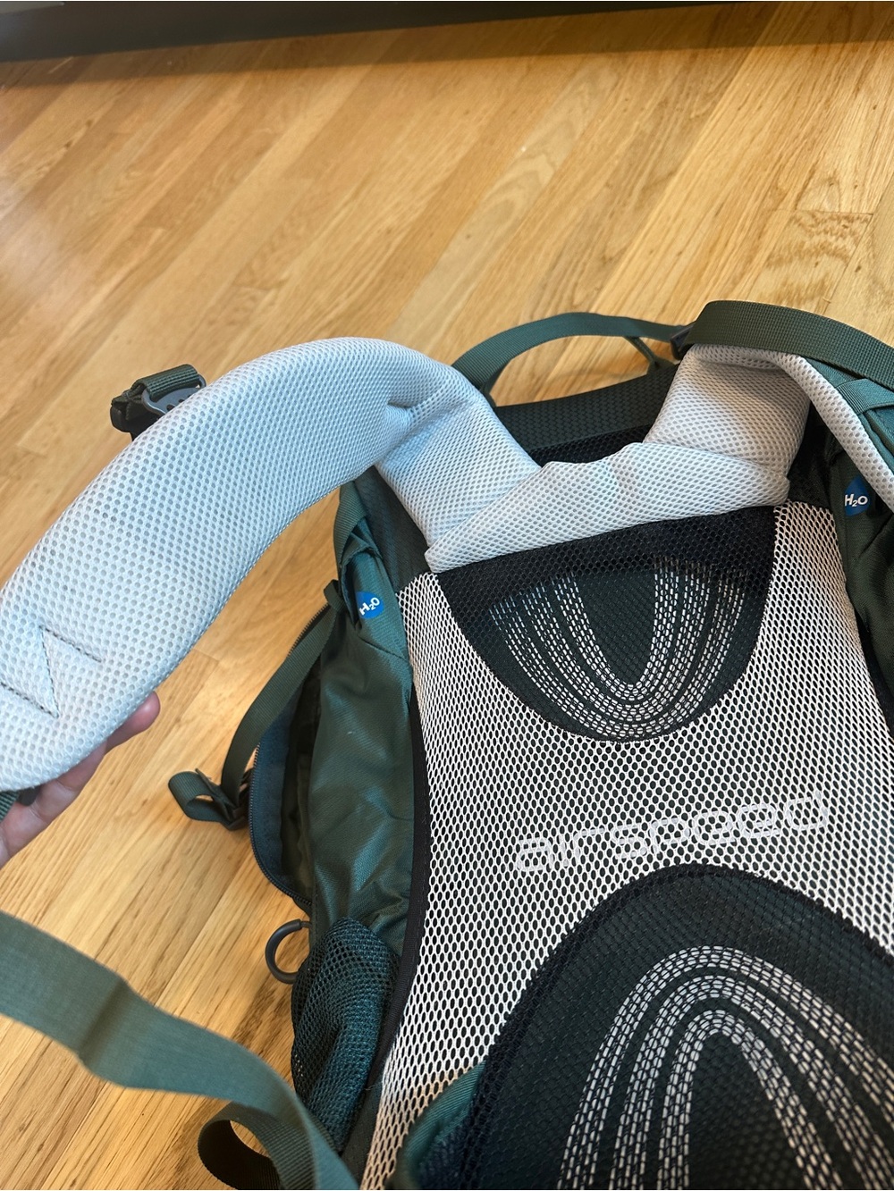 OSPREY Dark Green Backpack with Bright Lime Green Rain Cover Ventilated back - Picture 10 of 14